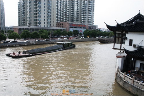 창저우 시내의 옛날 운하, 지금도 짐을 실은 배들이 지나다닌다