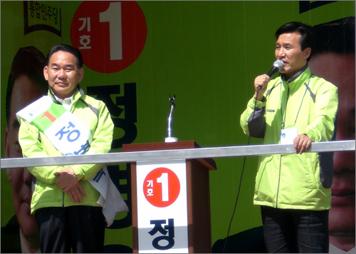김민석 통합민주당 화려한 부활 유세단장이 8일 대전 유성구에 출마한 정병옥 후보 지지유세를 펼치고 있다.