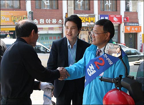 정인억 후보 탤런트 이상인과 함께 지지를 호소하고 있다.