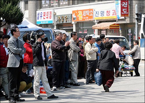 북평 장터에 모인 유권자들 후보의 연설을 듣고 있는 유권자들.