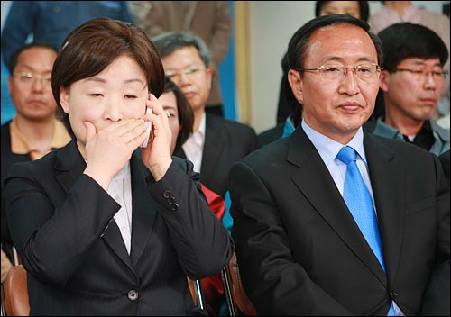 2008년 총선 당시. 노회찬, 심상정 진보신당 공동상임대표가 2008년 4월 9일 오후 서울 여의도 당사에서 18대 국회의원 선거 개표방송을 당직자들과 함께 지켜보고 있는 모습. 