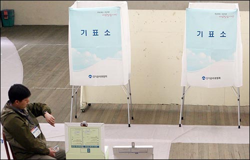 9일 서울 종로구 삼청동 한 투표소가 한산한 모습을 보이고 있다.