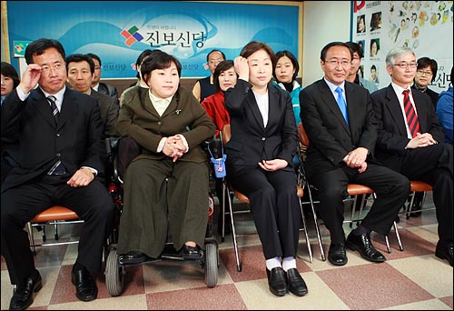 노회찬, 심상정 진보신당 공동상임대표가 9일 오후 서울 여의도 당사에서 18대 국회의원 선거 개표방송을 당직자들과 함께 지켜보고 있다.
