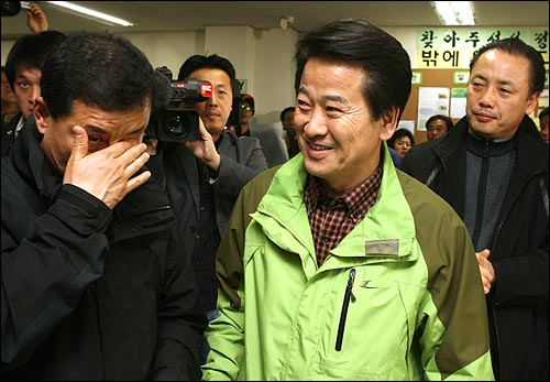 제8대 총선 서울 동작을에 출마했던 정동영 통합민주당 후보가 지난해 4월 9일 밤 서울 동작구 사당동 선거사무소를 찾아서 관계자들을 격려하고 있다.