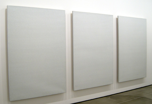  로만 오팔카 '1965/1-∞ Detail 487512', '1965/1-∞ Detail 489231', '1965/1-∞ Detail 4914800' 196×135cm. 단순미의 극치다. 그림 안에도 숫자가 깨알처럼 적혀 있다.