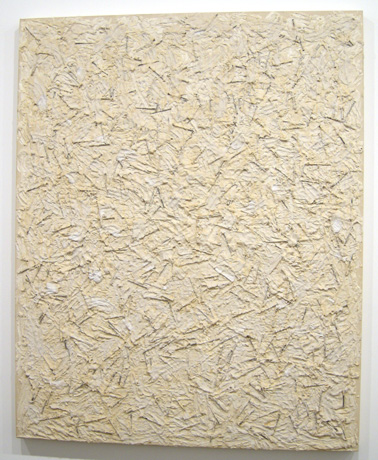  귄터 위커 '구조화된 필드(Structured Field)' 200×160cm 1992. 패널 위에 유화 본드 흰색 회반죽 못 1992