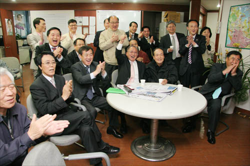9일 오후 6시10분경 MBC-KBS 출구조사에서 김부겸 당선자가 10% 우세한 것으로 나타나자 당 사무실에 모인 지지자들이 환호하고 있다.