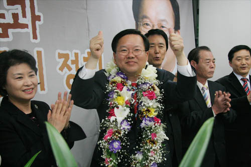김부겸 당선자의 승리가 확정되자 당 사무실에 모인 지지자들과 함께 자축하고 있다.