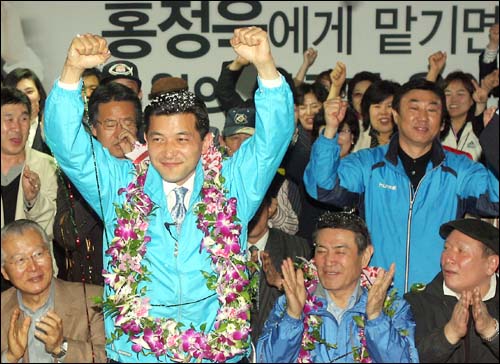 18대 총선 서울 노원병 지역에 출마한 홍정욱 한나라당 후보가 9일 저녁 자신의 선거사무실에서  당선을 확인한 뒤 지지자들과 함께 만세를 부르고 있다.