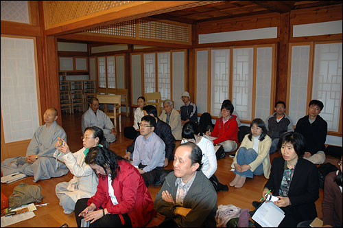 김지하 시인의 강연을 경청하고 있는 청중들
