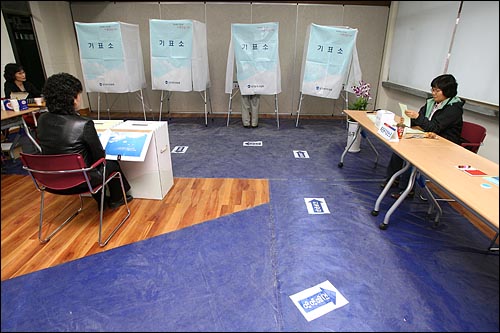 제18대 총선 투표일인 9일 오후 서울 영등포구 당산중학교에 마련된 당산2동 제6투표소에서 한 주민이 기표소에서 자신이 지지하는 후보와 정당에 투표를 하고 있다.