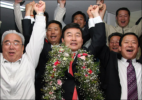 경남에서 유일한 통합민주당 국회의원인 최철국 후보가 9일 실시된 제18대 국회의원 선거에서 당선이 확정되자 지지자들과 함께 만세를 부르고 있다.