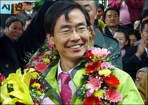 제 18대 국회의원 선거일인 9일 오후 부산 사하을에 출마한 통합민주당 조경태 후보가 재선에 성공한 뒤 지지자들의 환호에 답하고 있다.