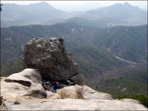 족두리봉 근처의 바위와 풍경