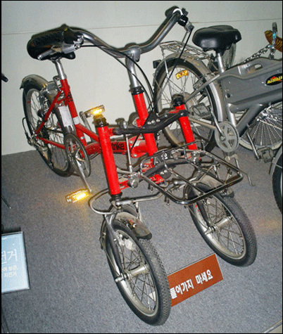 자전거 역사는 150여년을 헤아린다. 그 동안 숱한 모양 자전거들이 나왔고, 지금도 계속 다양한 자전거들이 나오고 있다. 사진은 상주자전거박물관에 있는 세바퀴자전거.