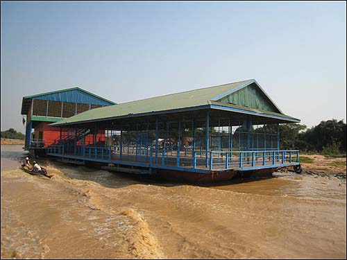 톤레샵 수상촌은 한국 등 구호단체의 도움으로 운동장까지 갖춘 수상학교를 운영하고 있다.