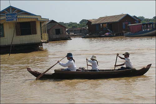 물 위에 있는 학교에 가기 위해서는 배를 타고 이동해야 한다.