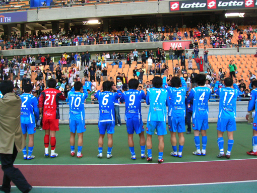 경기장에 와주셔서 감사합니다 
대구FC는 지난해 변병주 감독의 부임 초기에도 공격축구를 표방한 바 있다. 올해 역시 마찬가지다. 대구 팬들은 변 감독의 공격축구에 매료되어 있다. 스타선수의 부재 가운데 관중을 불러모으기 위한 수단인 셈. 울산 현대와의 경기에서 3-1로 이긴 뒤 본부석의 관중으로부터 기립박수를 받고 있는 대구 선수들. 