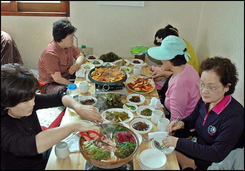  해초전골 요리가 완성되기를  기다리고 있는 모습.