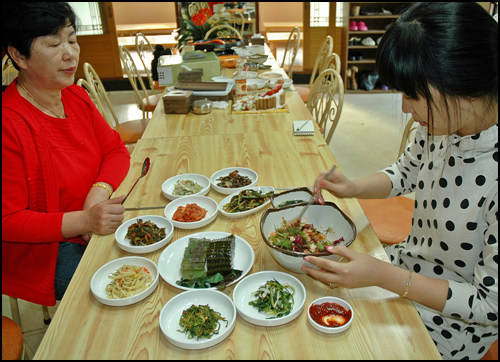  해초비빔밥을 고추장을 넣고 비비고 있다. 보기만해도 꿀꺽 침이 넘어간다.구수한 냄새가 코를 자극한다.