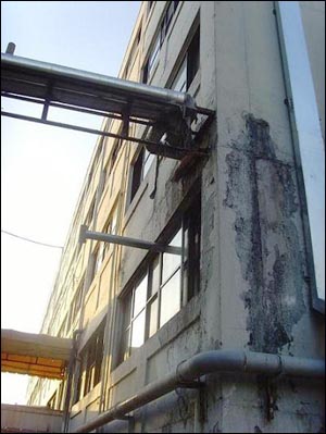 고등학교 1학년 건물 한 벽면은 2003년 교실을 고쳐 만든 화장실에서 나온 똥물로 시멘트가 거의 뜯어져 부식됐다. 물은 파이프관을 흐르며 ‘뚝뚝’ 떨어진다. 