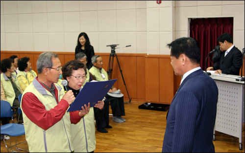 은빛봉사단 활동 개시 계룡시 은빛봉사단 발대식이 10일 노인종합복지관에서 개최되었다. 사진은 은빛봉사단 대표가 선서문을 낭독하고 있는 모습.