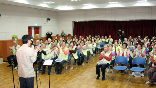 인생은 지금부터 발대식 후 가진 2부 행사에서 강사와 함께 즐거운 시간을 보내고 있는 은빛봉사단 노인들의 모습.