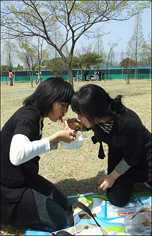  친구와 머리를 맞대고 한입 베어먹는 냉면의 맛. 그런데 이들의 냉면은 어디서 나타난 것일까?