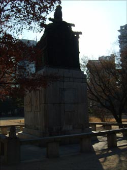 충녕의 뒷모습. 서울시 덕수궁에 있는 세종대왕 동상의 뒷모습이다. <대왕세종>에서는 충녕의 뒷모습(부정적 이미지)를 많이 보여주었다.  
