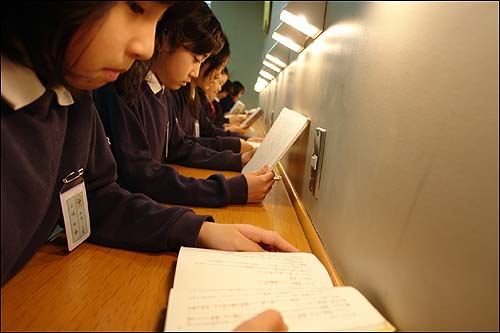 일본 도쿄 근교의 소카초등학교 학생들이 도서관에서 책을 읽고 있다. 일본 국회는 청소년들이 독서와 신문읽기를 소홀하게 여기는 현상을 극복하기 위해 2005년에 '활자문화진흥법'을 제정하여 아침독서운동, 북 스타트 운동 등을 활발하게 전개하고 있다. 
