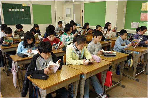 일본은 어린이와 청소년들이 인터넷과 텔레비젼에 빠져 책과 신문 읽기를 멀리하는 현상을 줄이기 위해 2005년에 '활자문화진흥법'을 만들었다. 사진은 일본의 한 초등학교 학생들이 '아침독서운동'을 하는 장면.