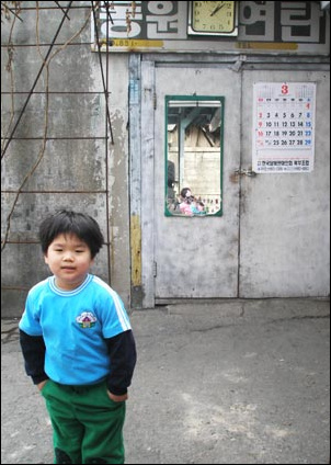 마을 입구엔 가게가 두 개 있다. 가게는 동네사람들이 오며가며 들르는 사랑방 같은 곳이다. 가게 앞에서 놀던 아이를 찍었다.