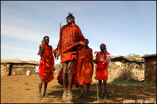 아프리카에는 수천개의 부족들이 천여종의 언어로 소통하는 복잡한 사정이 있다. 사진은 마사이족의 점프