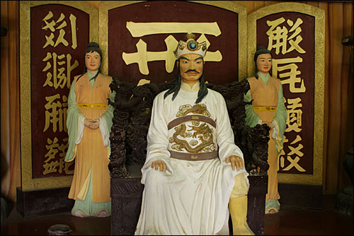 서하왕릉 박물관에 전시된 개국황제 이원호의 밀랍 인형.