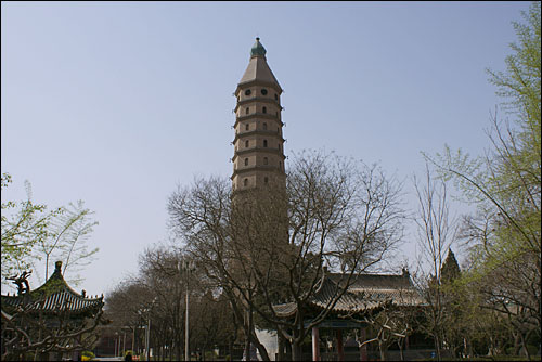 인촨 도심에 있는 청톈스(承天寺)탑은 1050년에 지어진 11층, 64m의 서하시대 벽돌탑이다. 18세기 지진으로 파괴된 것은 1820년 다시 지은 이 탑은 서하의 뛰어난 건축술을 보여준다.