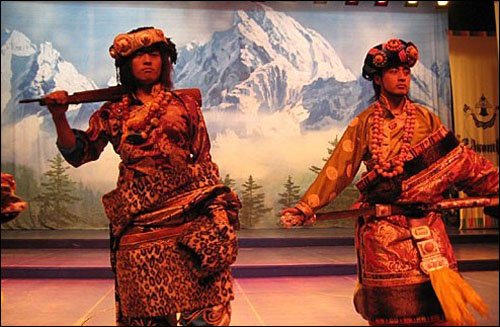 쓰촨성 주자이거우(九寨溝)에 거주하는 티베트인의 민족공연. 쓰촨 서북부에서는 탕구트족의 후예로 추정되는 부족이 잇따라 발견되고 있다.