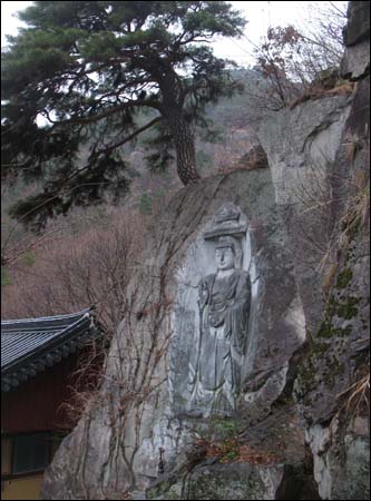  백왕전 우측 바위에 부조한 약사여래상. 