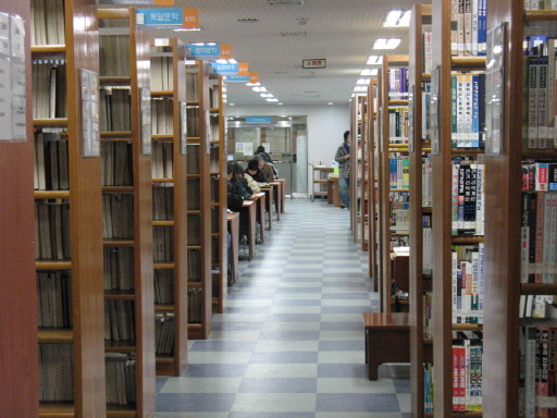 도서관 자료실에서 발견되는 옛 책들 중에도 좋은 책들은 많다.