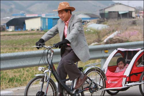 노무현 전 대통령은 지난 2008년 4월 13일 자전거에 두 꼬마를 태우고 산책하며 한가로운 시간을 보냈다.