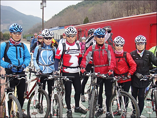 MTB 열차를 타고 온 이들. 정선역에 도착한 기념으로 사진 한 장 찰칵! 근데 다들 부러울 정도로 멋스러운 분들입니다.