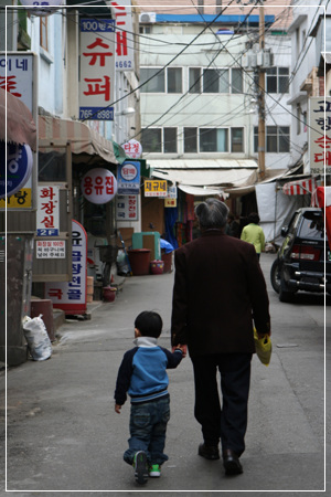 할아버지와 아이 아이는 아이입니다. 아이는 아이 눈길대로 세상을 보고 사람을 보고 생각을 합니다. 부모와 함께 손을 잡고 걸어가는 동안, 아이 나름대로 어떤 모습을 어떻게 받아들일까를 헤아립니다. 할아버지와 함께 손을 잡고 걸어가는 골목길에서, 아이 나름대로 이 골목길 삶이 자기한테 어떻게 다가오는가를 느낄 테지요.