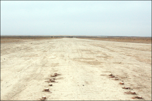 텅그리 사막 동부에 있는 임시 비행장. 풀씨나 비료를 뿌리기 위한 항공기들의 임시 활주로다.