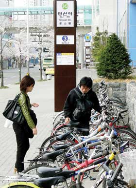 모두 75대가 댈 수 있는 자전거 보관대에는 매일 출근시간에만 50대가 넘는 자전거가 주차돼 있다. 
