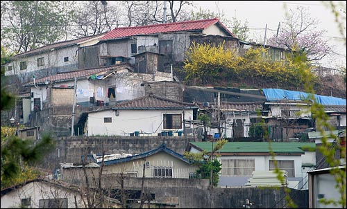 재개발과 재건축으로 서민이 자기 집을 가질 가능성이 과연 높아질 수 있을까? 사진은 서울 동작구 상도동 재개발 후보지.