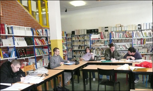 도서실에서 자유롭게 공부하는 학생들.