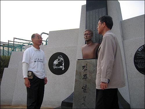 김영만 대표(왼쪽)