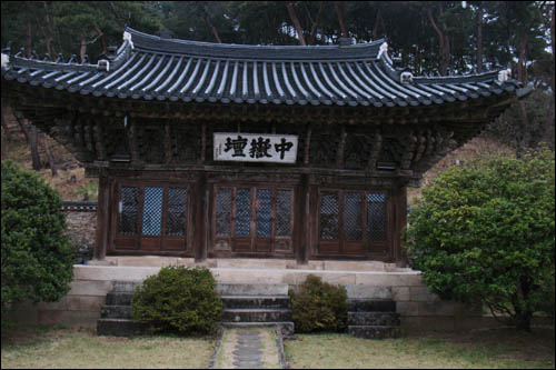 중악단 본전. 현판은 조선 후기 문신 이중하(1846∼1917)가 쓴 것이다. 