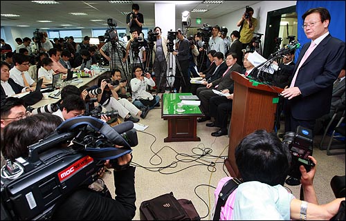 2007년 4월 17일 서울 한남동 삼성특검 기자실에서 조준웅 특별검사가 최종수사 결과를 발표하고 있다.