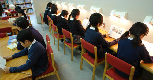 각종 실험연구조사에서 독서를 많이 하면 학업성적이 오른다는 결과가 나왔다. 사진은 일본 도쿄 소카초등학교 학생들이 도서관에서 책을 읽는 장면.