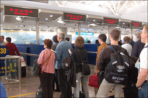  베이징 공항 2청사 외국인 입국 심사장. 비자 발급이 경색되어 접근이 만만치 않다 